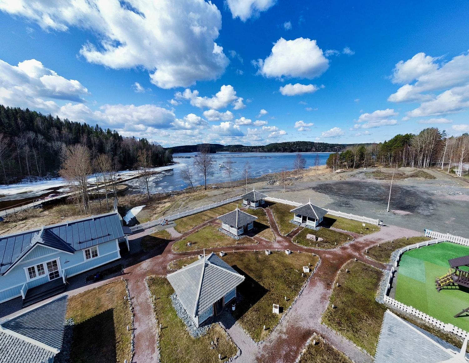 «Этот месяц — поцелуй, который небеса дарят земле» — © Фридрих фон Логау