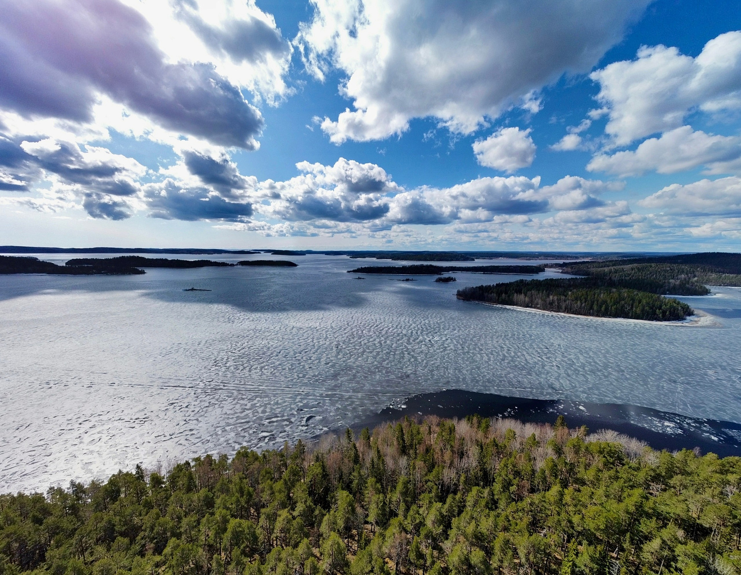 «Этот месяц — поцелуй, который небеса дарят земле» — © Фридрих фон Логау