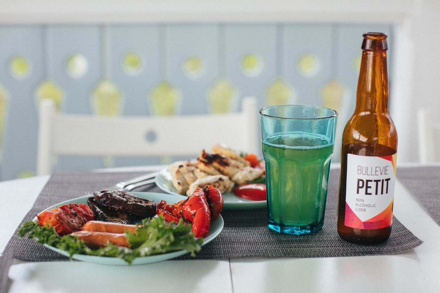 Почему в нашем кафе нет алкоголя