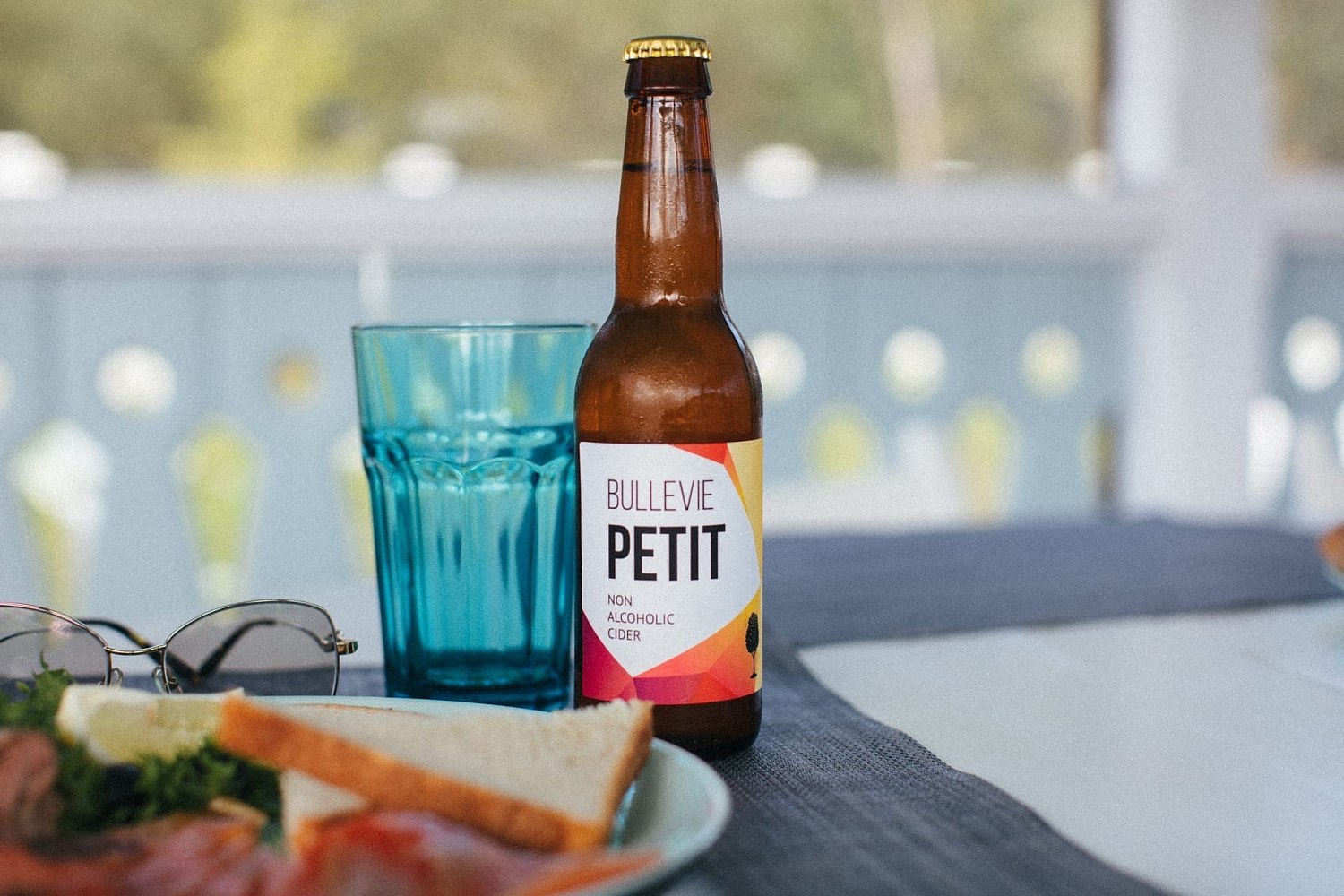 Почему в нашем кафе нет алкоголя